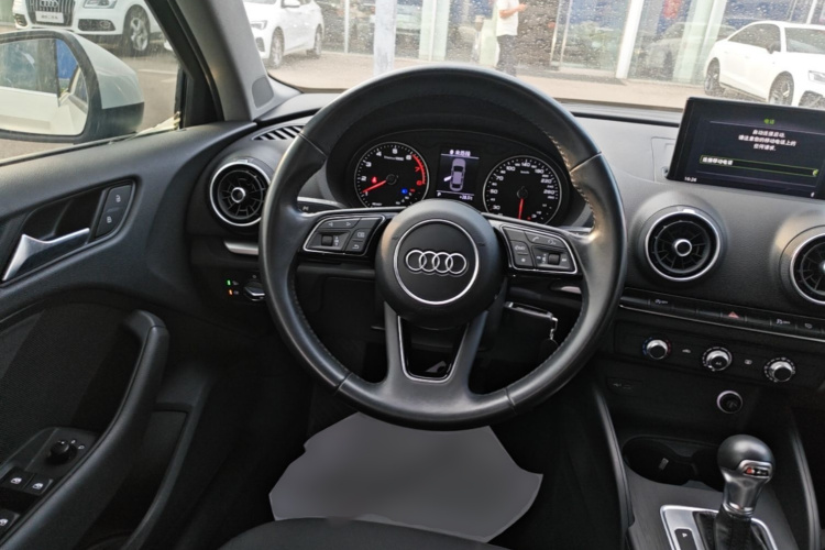 Audi A3 2018 immagine di auto #11
