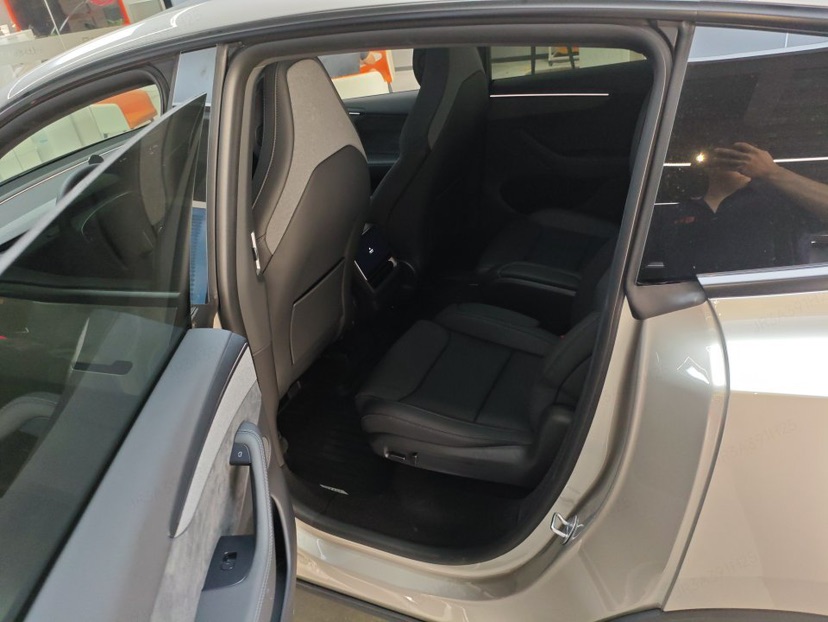 Tesla Model Y L 2025 car image #4