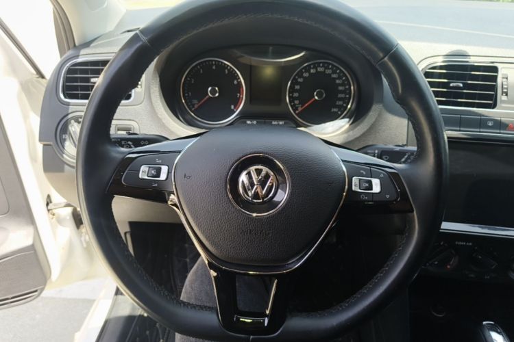 Volkswagen Polo 2016 car image #11
