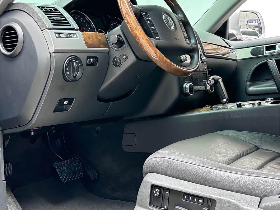 Volkswagen Touareg 2010 immagine di auto #16