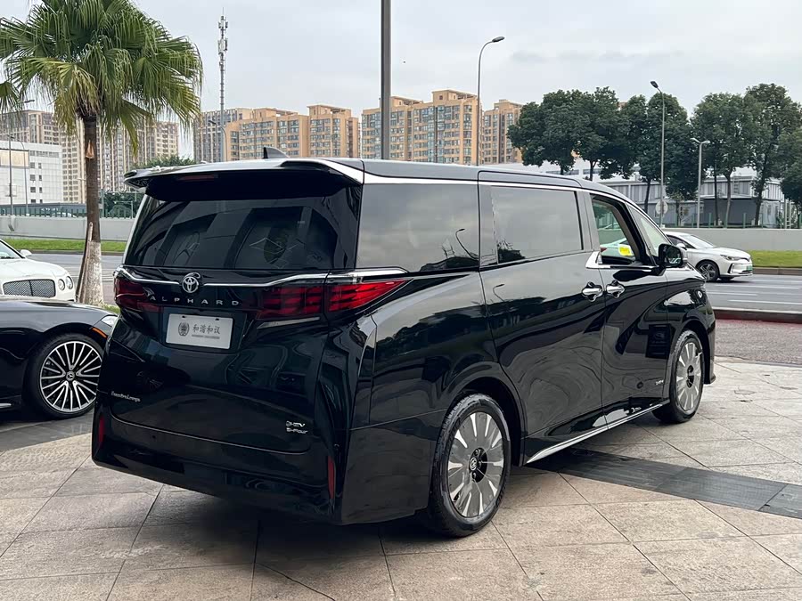 Toyota Alphard car image #16