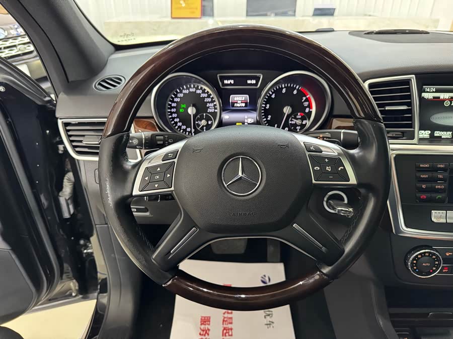 Mercedes-Benz M Class 2015 car image #16