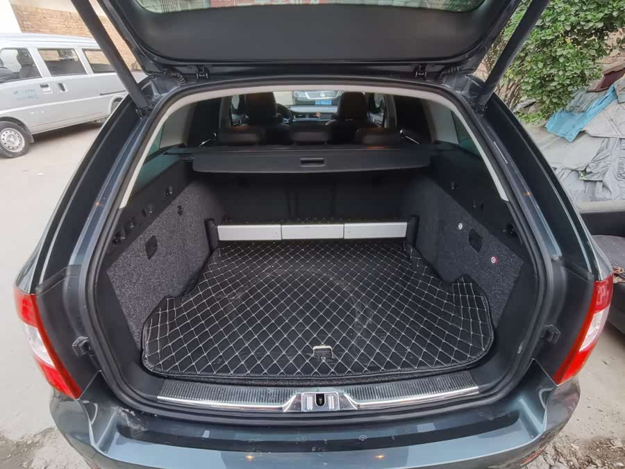 Skoda Superb Combi 2014 car image #16