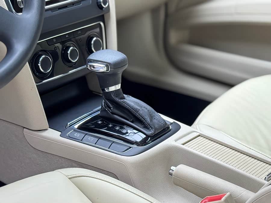 Skoda Superb 2013 car image #16