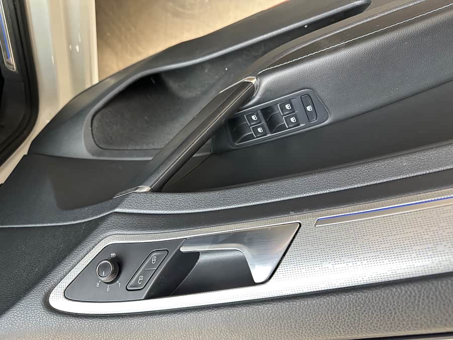 Volkswagen Golf Pure Electric 2020 car image #16