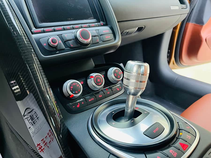 Audi R8 2012 car image #16