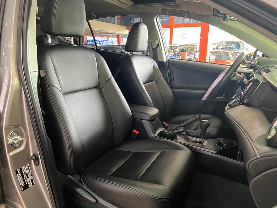 Toyota RAV4 2019 car image #16