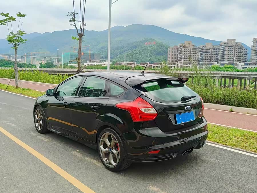 Ford Focus (Imported) 2014 car image #16