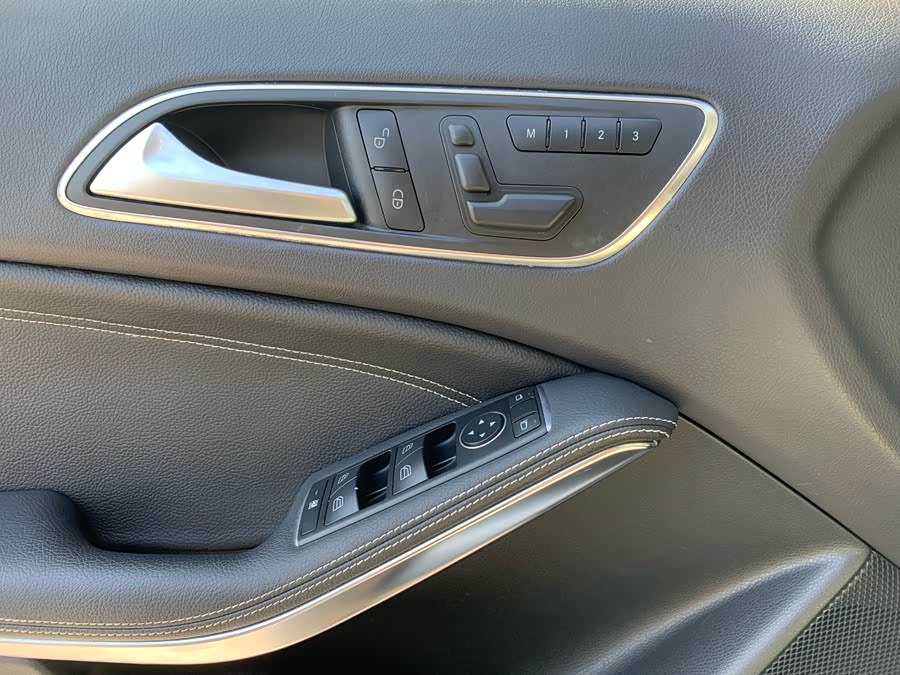 Mercedes-Benz GLA Class 2017 immagine di auto #16