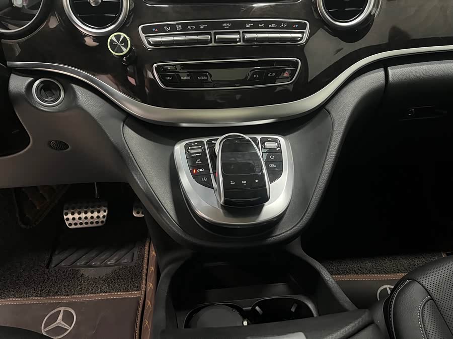 Mercedes-Benz V Class 2018 immagine di auto #16