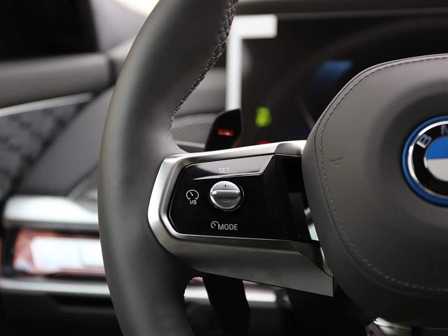 BMW M760Le car image #16