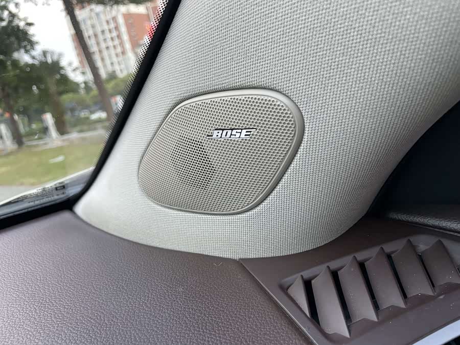 2011 car image #16