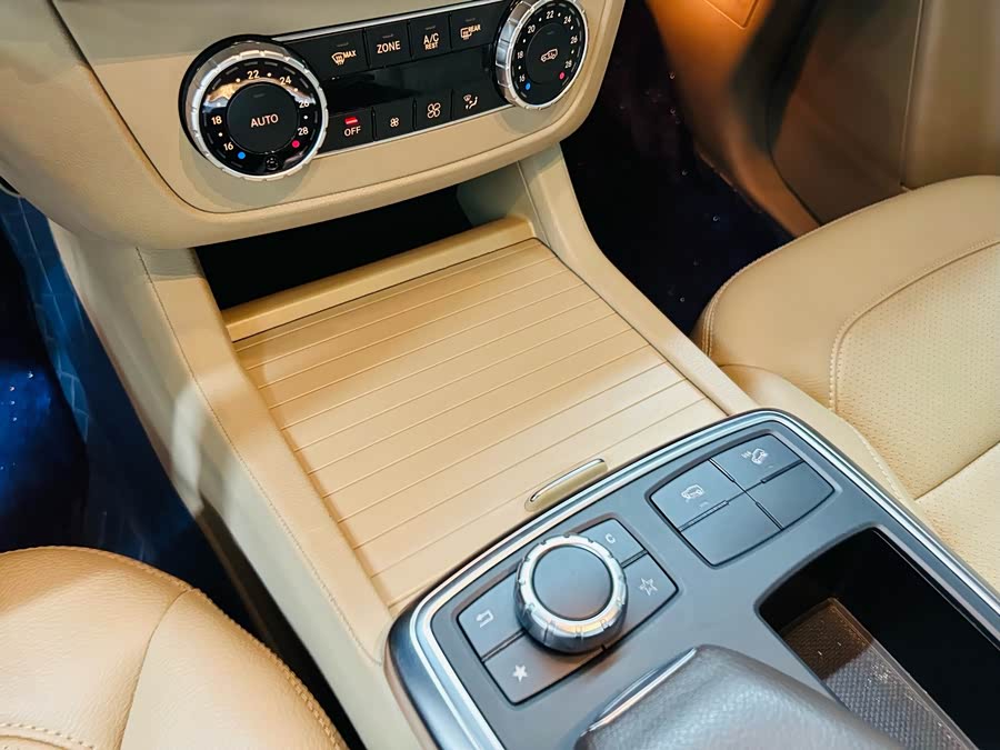 Mercedes-Benz M Class 2015 car image #16