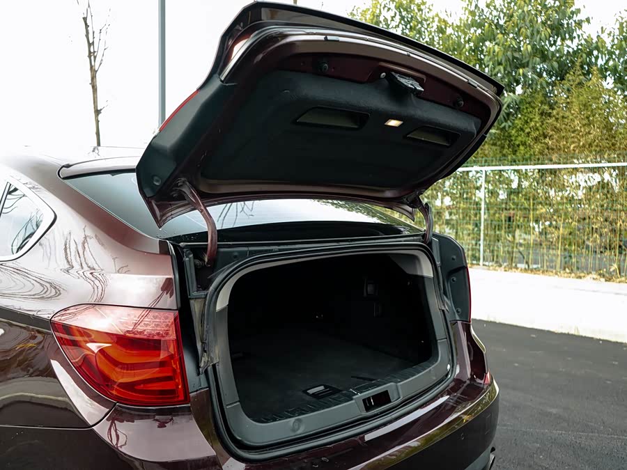 BMW 5 Series GT 2012 immagine di auto #16