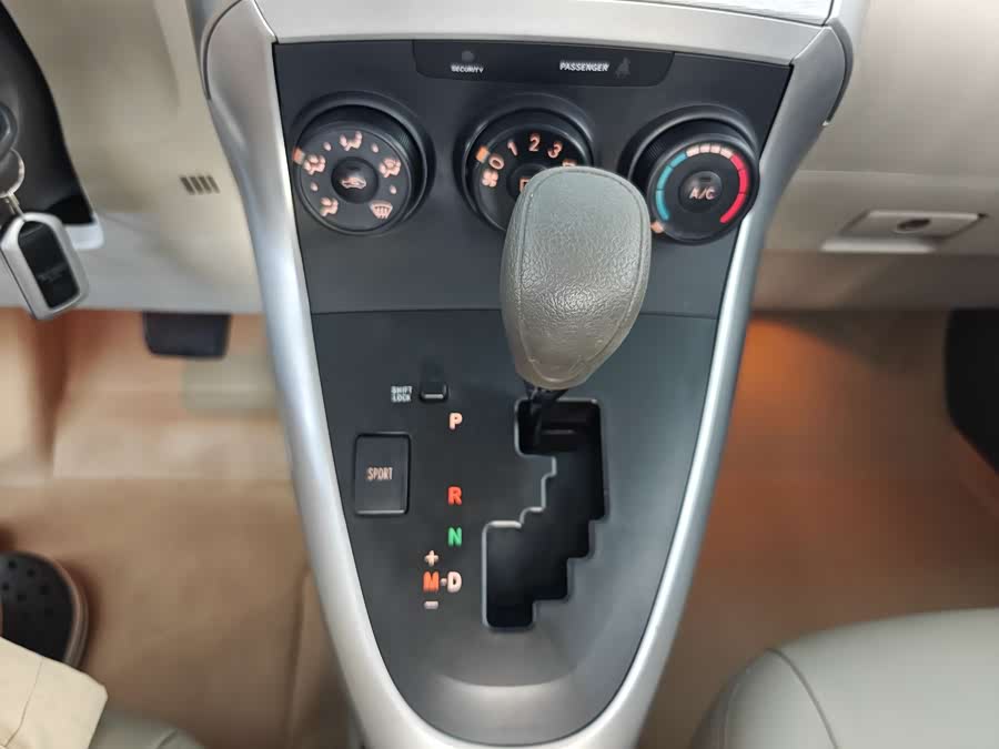 Toyota Reiz 2013 car image #16