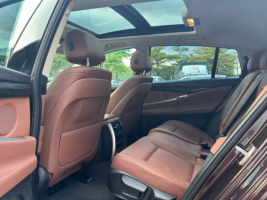 BMW 5 Series GT 2015 immagine di auto #16