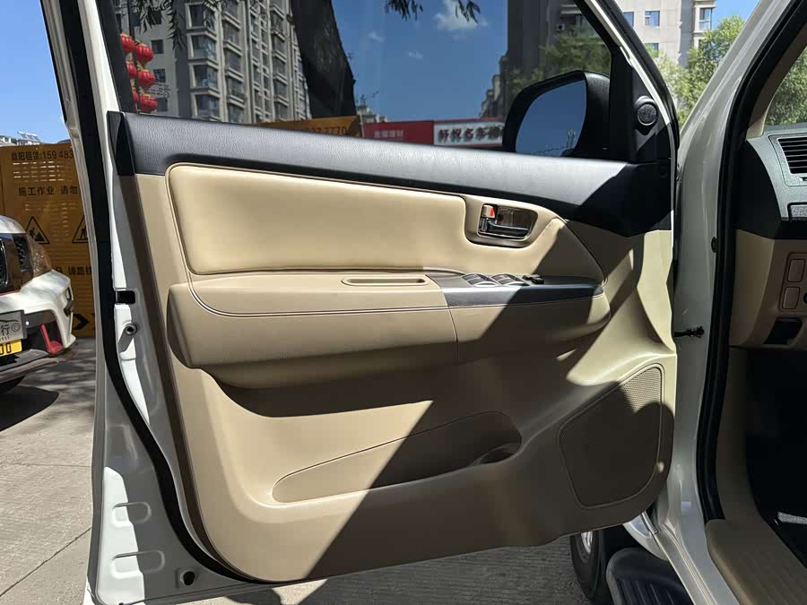 Toyota Fortuner 2016 immagine di auto #16