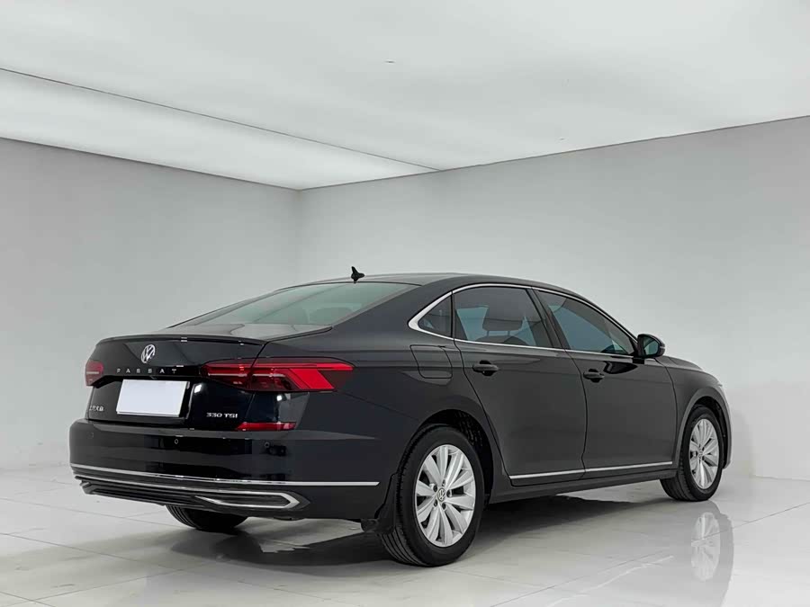 Volkswagen Passat 2019 car image #16