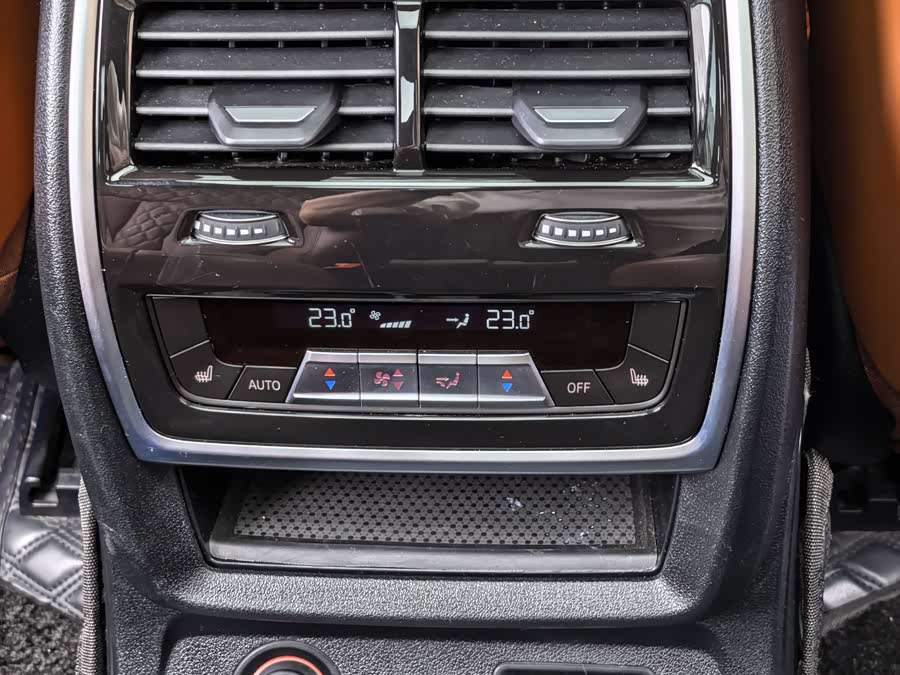 BMW X7 M60i 2023 #16 BMW X7 M60i 2023 car image #16