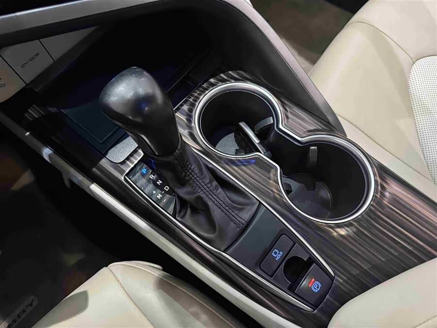 Toyota Camry 2020 car image #16