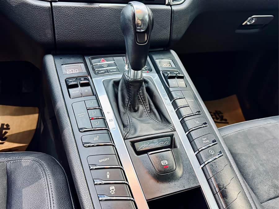 2015 car image #16