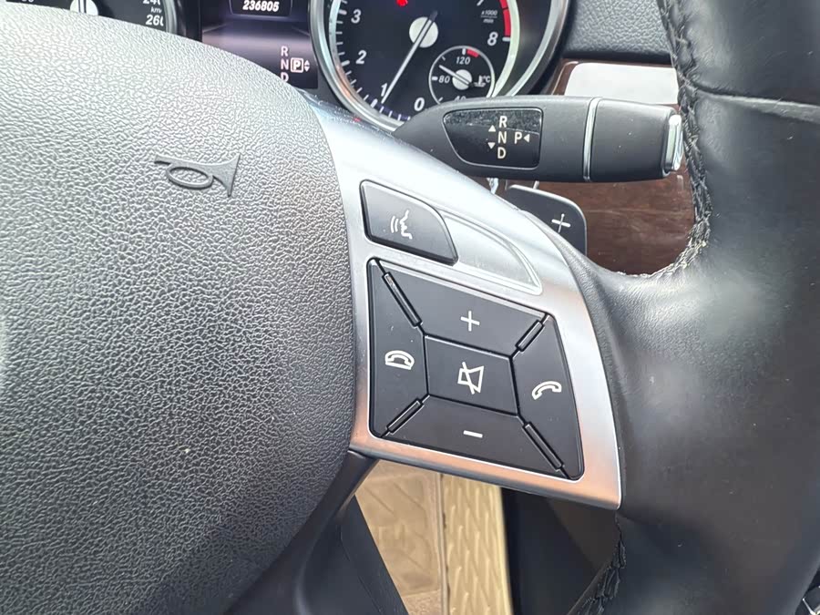 Mercedes-Benz GL Class 2017 immagine di auto #16