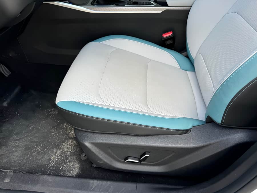 GEELY Emgrand 2024 car image #16