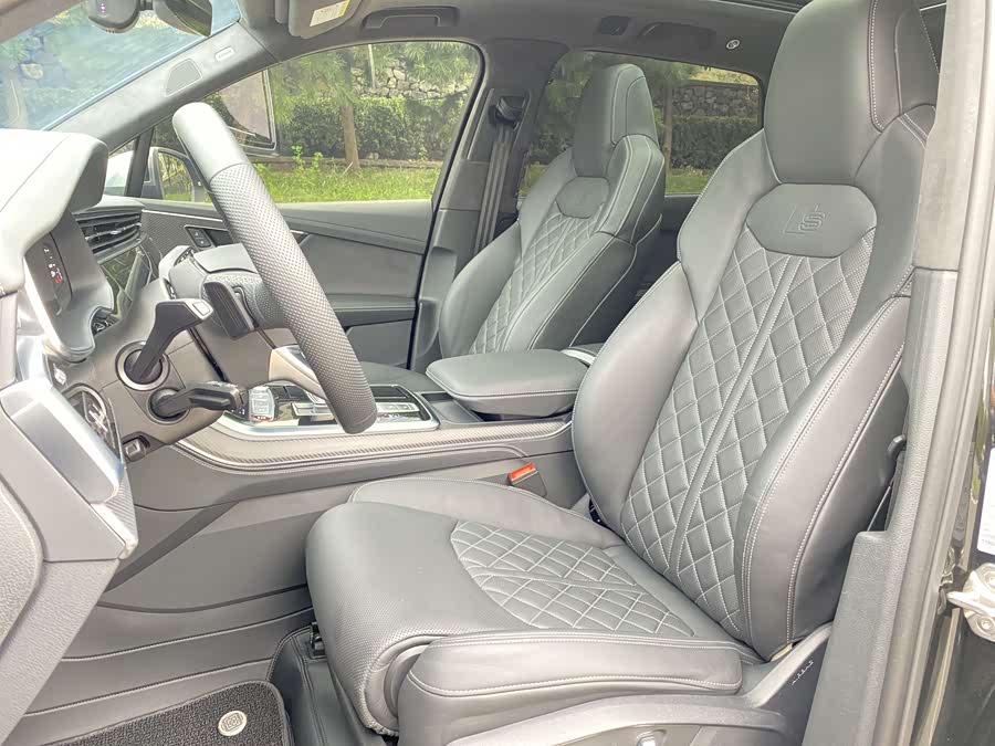 Audi SQ7 2025 car image #16