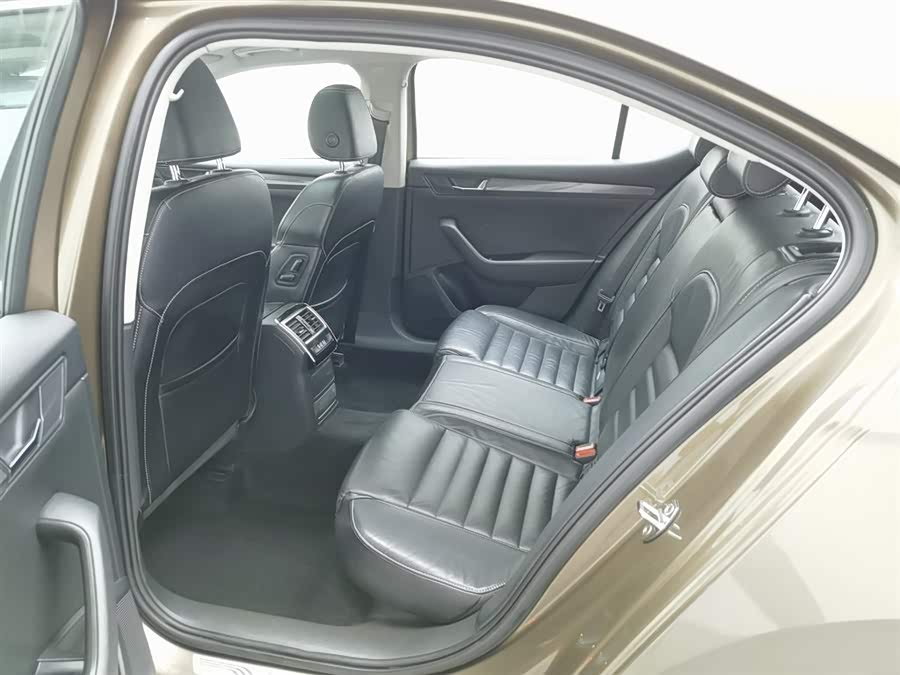 Skoda Superb 2016 car image #16