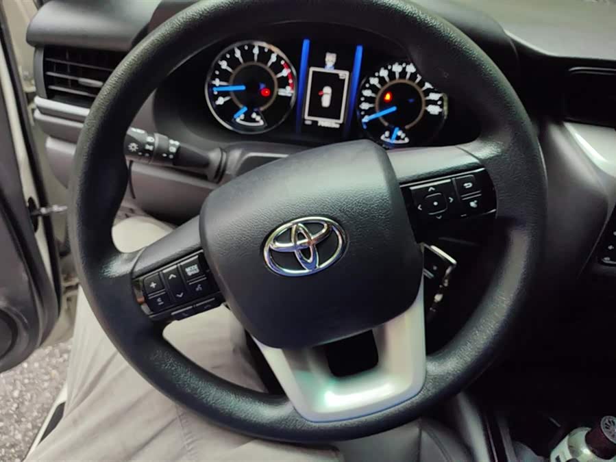 Toyota Fortuner 2018 immagine di auto #16