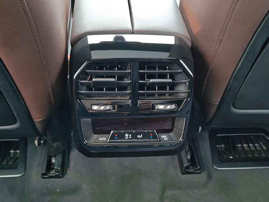 BMW iX 2023 immagine di auto #16