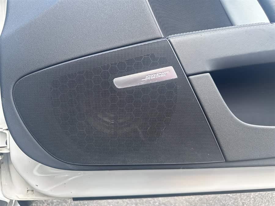 Audi TTS 2011 car image #16