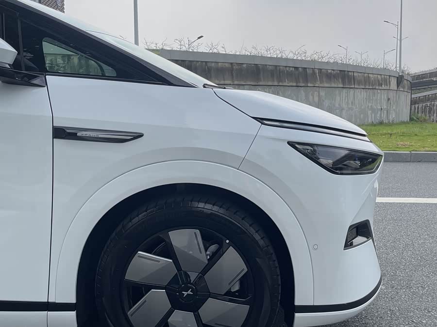 Xpeng X9 2024 صورة سيارة #16