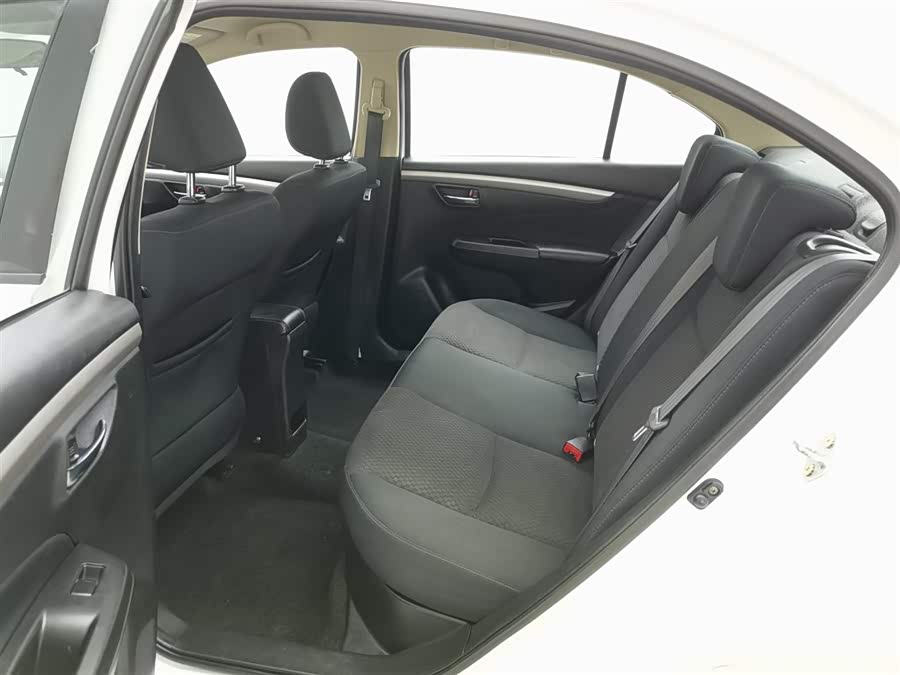 Suzuki Ciaz 2016 изображение автомобиля #16