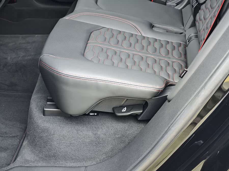 Audi RS Q8 car image #16