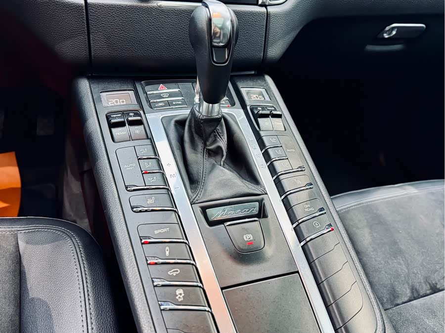 2015 car image #16