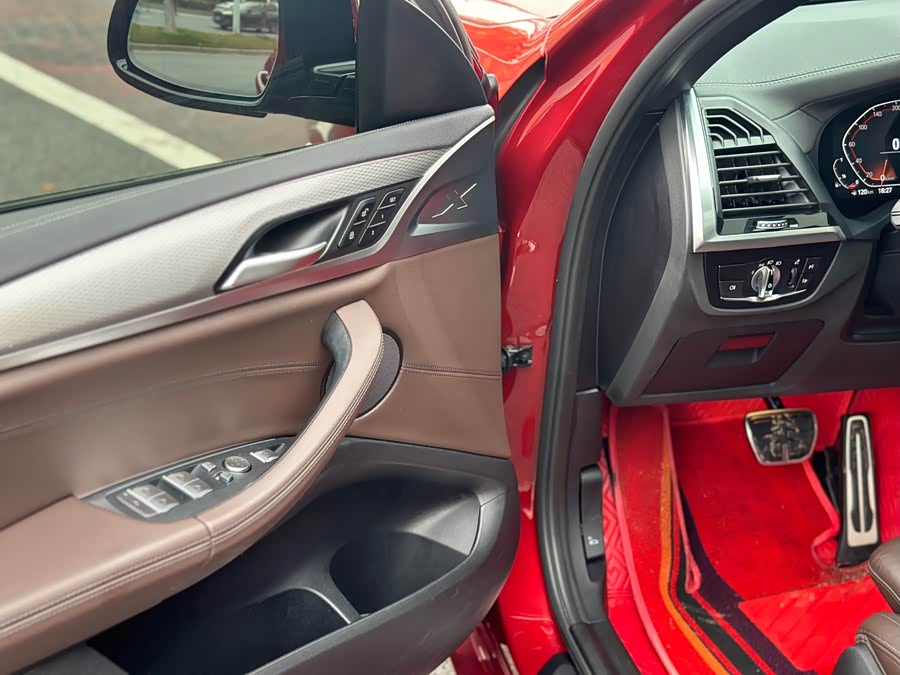 BMW X4 2020 car image #16