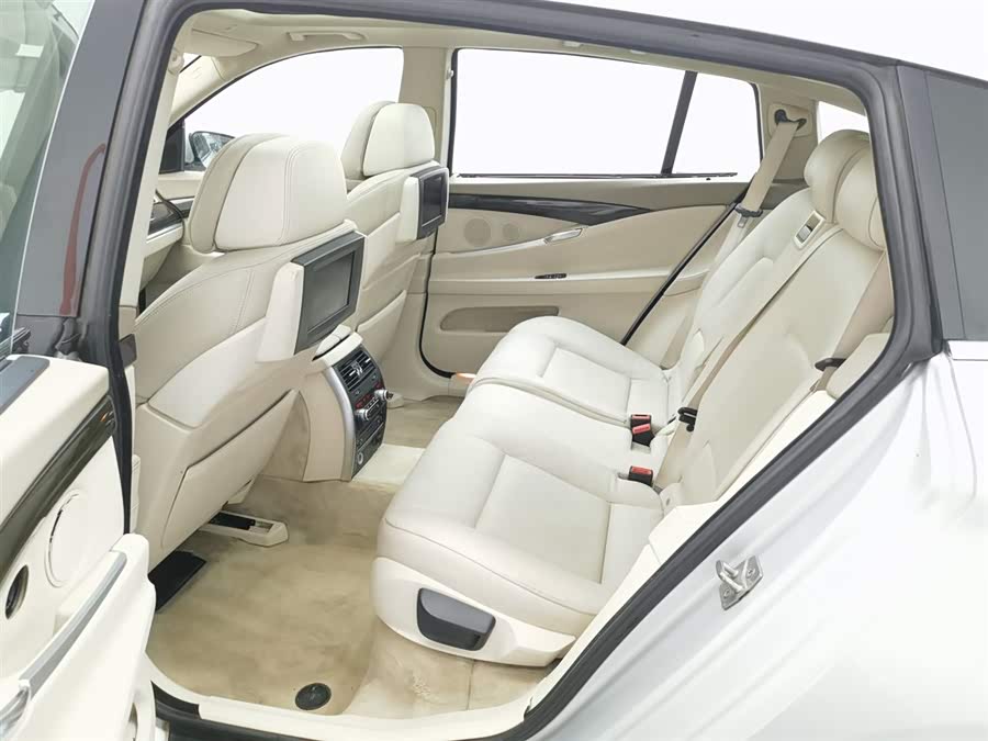 BMW 5 Series GT 2017 immagine di auto #16