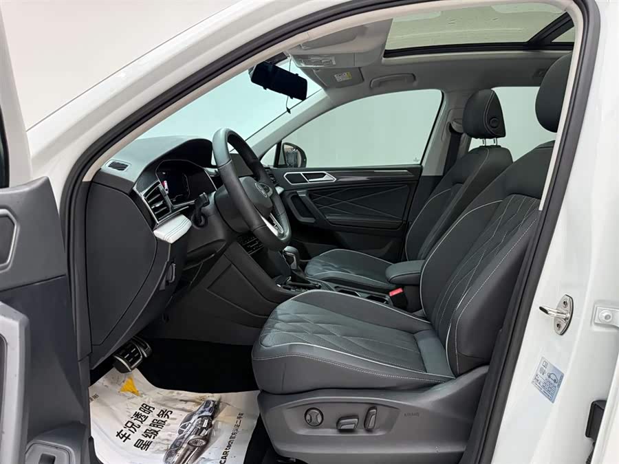 Volkswagen Tiguan L 2024 car image #16