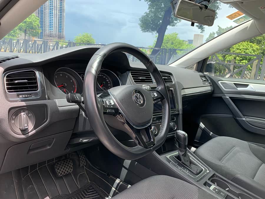 Volkswagen Golf 2019 car image #16