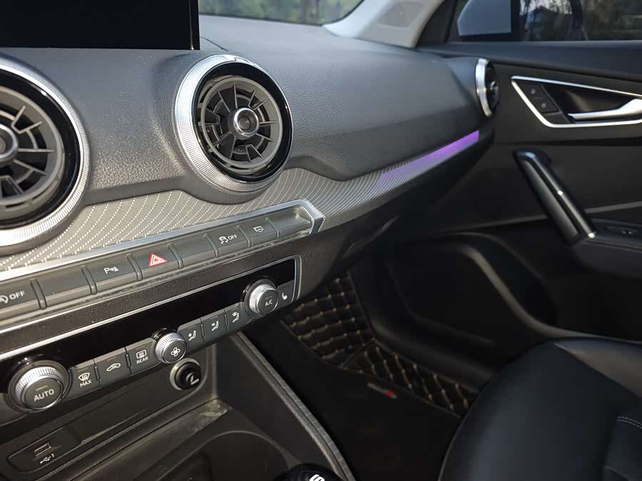 Audi Q2L 2021 car image #16