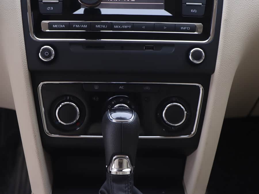 Skoda Superb 2015 car image #16