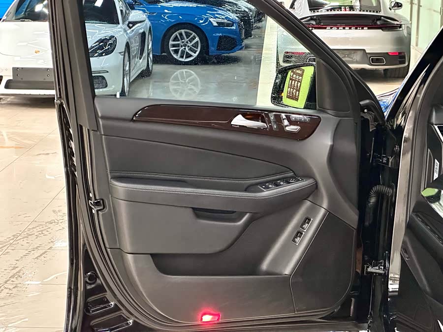 Mercedes-Benz GLS Class 2018 car image #16