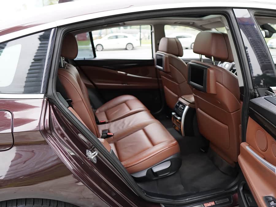 BMW 5 Series GT 2010 immagine di auto #16