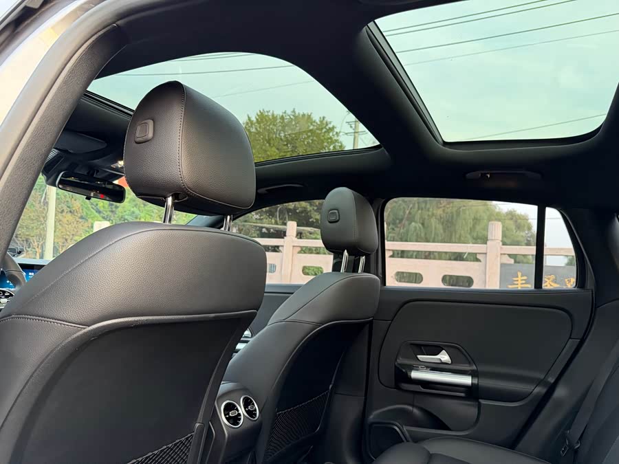 Mercedes-Benz EQA Class 2023 immagine di auto #16