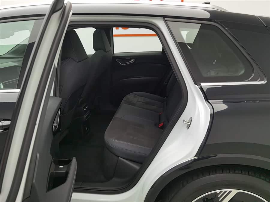 Audi Q4 e-tron 2023 صورة سيارة #16