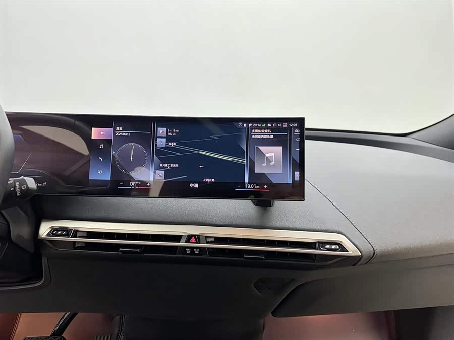 BMW iX 2023 car image #16