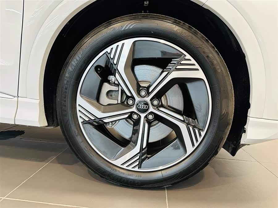 Audi Q4 e-tron 2024 صورة سيارة #16