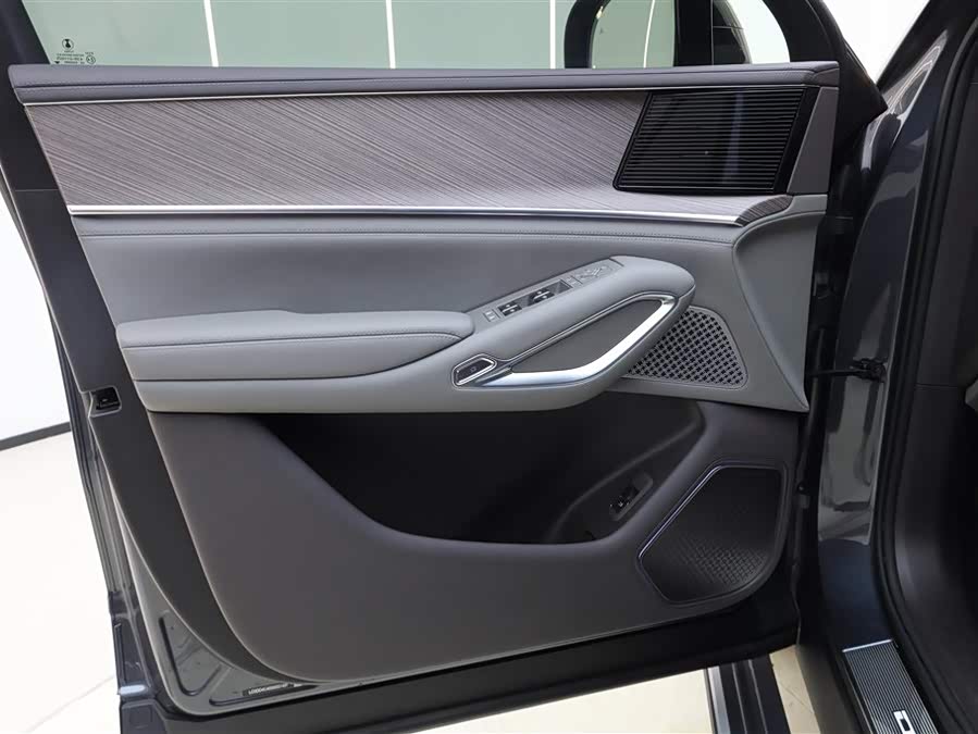 Denza N9 2025 #16 Denza N9 2025 car image #16