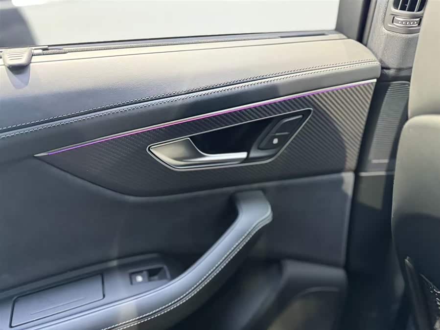 Audi SQ7 2024 car image #16